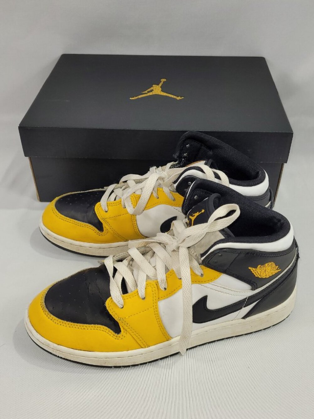 Nike Air Jordan 1 Mid Yellow DQ8423-701 Youth Size 7 Basketball Shoes Runners